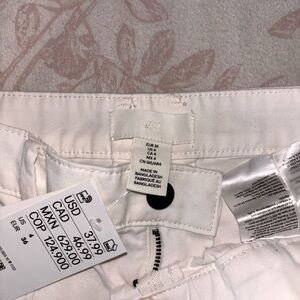 Women’s H & M long white cargo pants with flat side pockets. Size 4